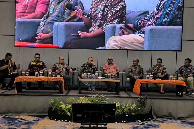 Kabid Infrastruktur dan Kewilayahan Bapperida NTT Yohanes Paut (kedua kiri) saat menjadi pamateri dalam acara Ekspose Land4Lives atau #LahanuntukKehidupan di Kupang, Kamis (3/10/2024). (ANTARA/HO-Pijar Anugerah).