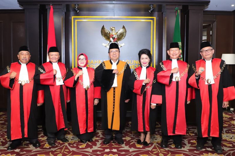 Ketua Mahkamah Agung M. Syarifuddin (tengah) usai melantik dan mengambil sumpah jabatan enam ketua pengadilan tinggi di Gedung MA, Jakarta, Kamis (3/10/2024). (ANTARA/HO-MA RI)