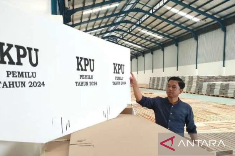 Ketua KPU Kabupaten Bekasi Ali Rido mengecek kondisi logistik pemilihan kepala daerah 2024 di Gudang Logistik KPUD setempat, Kamis (3/10/2024). (ANTARA/Pradita Kurniawan Syah).