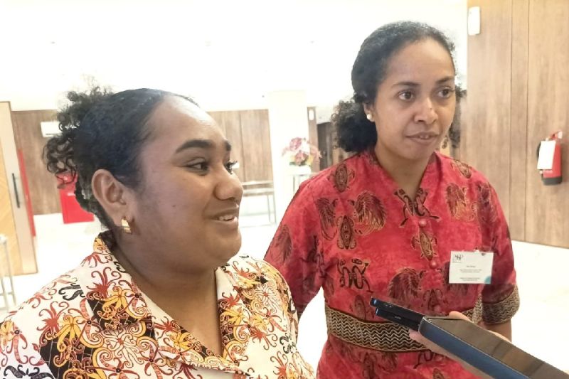 Dua alumni program beasiswa Siswa Unggul Papua Ilse Abisay (kiri) dan Juliet Waromi (kanan) memberikan keterangan SUP di sela pelatihan dan lokakarya Papua Scholar Succes Program (PSSP) di Biak.ANTARA/Muhsidin (foto)
