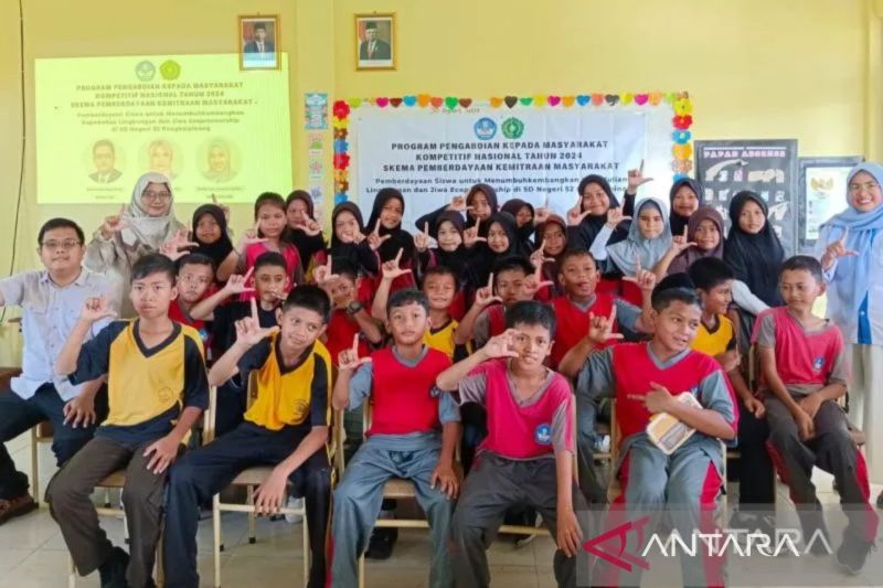 Tim Dosen Unmuh Babel saat melaksanakan program pemberdayaan di SD Negeri 52 Pangkalpinang. ANTARA/HO-Humas Unmuh Babel