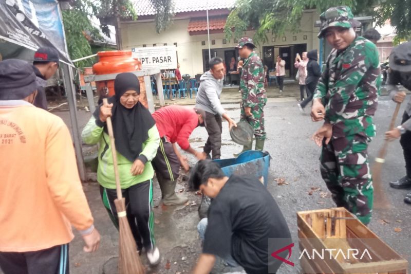 Aksi Bersih Sampah di Pasar Mentok, Peringati HUT ke-79 TNI