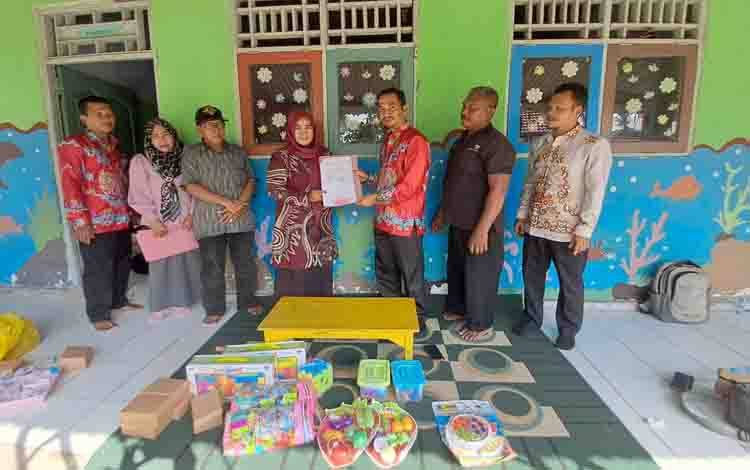 Kelurahan Kuala Pembuang I Serahkan Bantuan Alat Permainan Edukasi