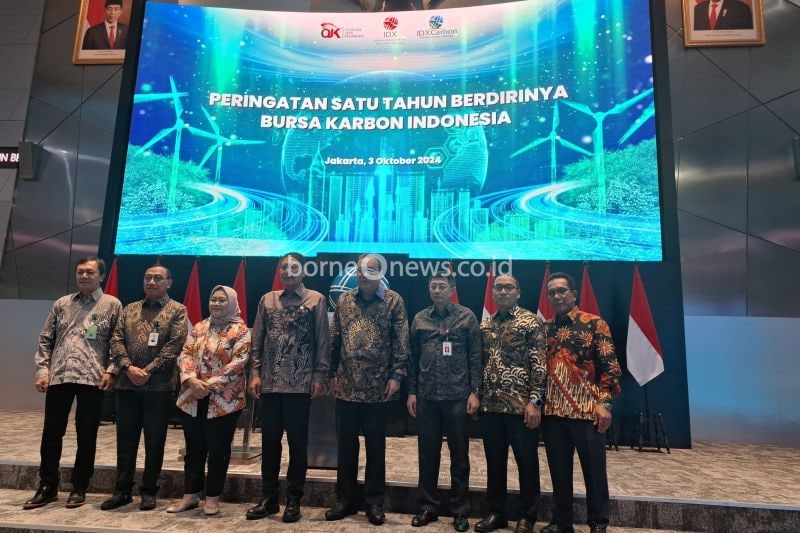 Jajaran direksi PT Bursa Efek Indonesia (BEI) bersama Kepala Eksekutif Pengawas Pasar Modal Otoritas Jasa Keuangan (OJK) Inarno Djajadi dalam seremoni peringatan satu tahun dan update rencana perdagangan Persetujuan Teknis Batas Atas Emisi Pelaku Usaha (PTBAE-PU) melalui IDXCarbon??????? di Main Hall BEI, Jakarta, Kamis (3/9/2024). ANTARA/Muhammad Heriyanto