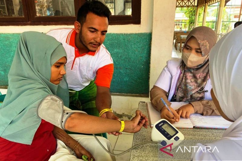 Dokter dan paramedis Puskesmas Johan Pahlawan, Kabupaten Aceh Barat, melakukan pemeriksaan kesehatan kepada etnis Rohingya di lokasi penampungan sementara di Kompleks Kantor Bupati Aceh Barat di Meulaboh, Rabu (17/4/2024). (ANTARA/Teuku Dedi Iskandar)