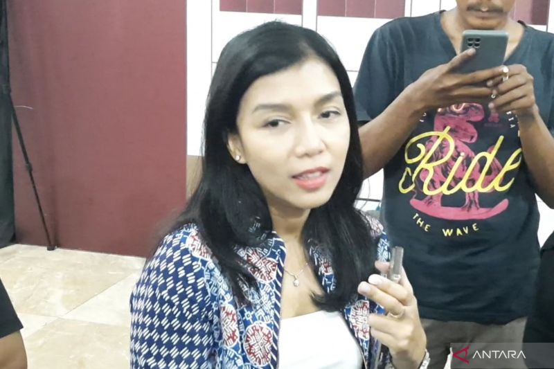 Ketua Divisi Sosialisasi, Pendidikan Pemilih, dan Partisipasi Masyarakat KPU Provinsi DKI Jakarta, Astri Megatari saat memberikan keterangan pada awak media terkait debat perdana Pilkada Jakarta 2024 di Jakarta, Kamis (3/10/2024). ANTARA/Lia Wanadriani Santosa
