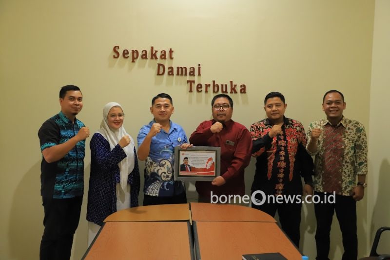 Ketua Komisi Informasi Provinsi Banten Zulpikar (ketiga dari kanan) bersama jajaran menerima kunjungan kerja Kepala Bidang Diseminasi Informasi dan Komunikasi Publik (DIKP) Diskominfo Kota Tangerang Ian Chavidz Rizqiullah (ketiga dari kiri) bersama jajaran di Kota Serang, Kamis. ANTARA/HO-Pemkot Tangerang