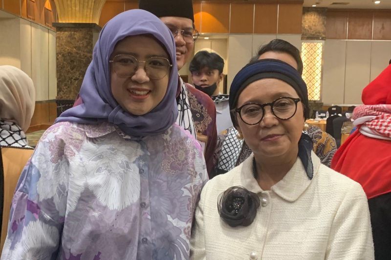Presiden OIC Youth Indonesia, Astrid Nadya Rizqita (kiri) bersama Retno LP Marsudi yang baru saja mendapat penghargaan Mujahidah Diplomacy Awards dari Majelis Ulama Indonesia (MUI) di Jakarta, Kamis (3/10/2024). ANTARA/HO-IOC Youth Indonesia