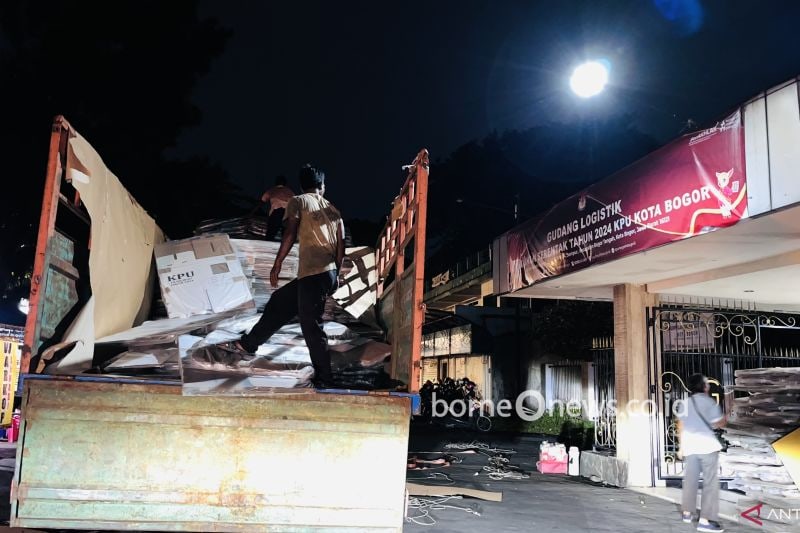 Kotak suara Pilkada 2024 tiba di Gudang Logistik KPU Kota Bogor. (ANTARA/Shabrina Zakaria)