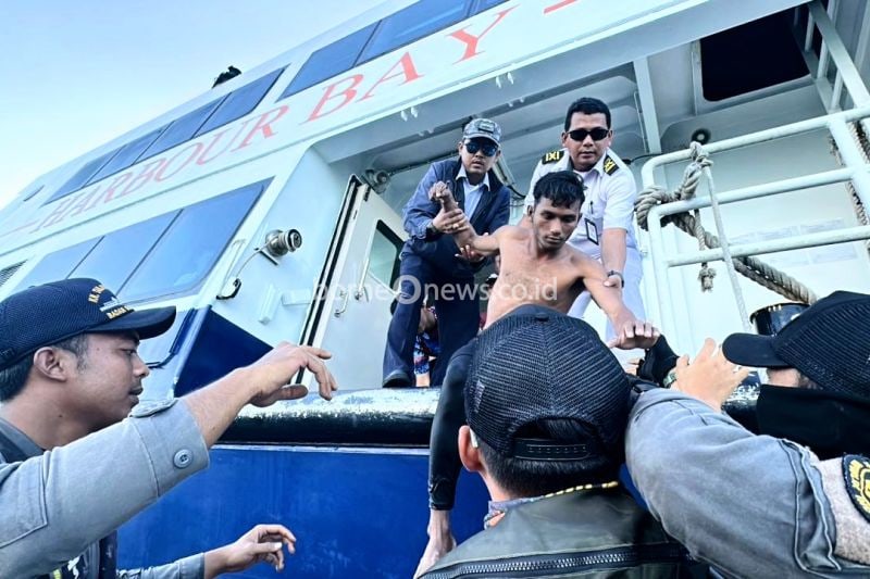 Bakamla Evakuasi Tiga Nelayan Tenggelam di Batu Berhenti Batam