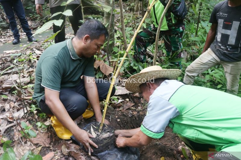 Pj Wali Kota Sabang Andri Nourman (kiri) saat melakukan penanaman pohon di kawasan objek wisata air terjun Pria Laot, Kota Sabang, Aceh. (ANTARA/HO-Pemkot Sabang)