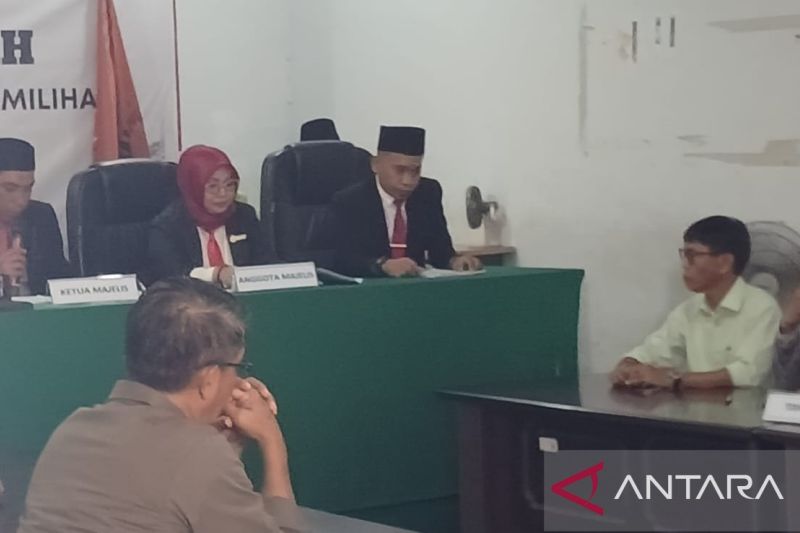 Ketua Majelis Muhammad Rizal (tiga kanan) membacakan hasil kesimpulan putusan musyawarah penyelesaian sengketa pemilihan berlangsung di Sekretariat Bawaslu Parigi Moutong, Kamis (3/10/2024). (Foto ANTARA/Moh Ridwan)