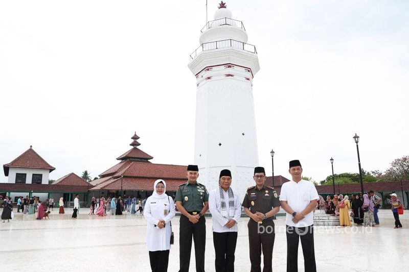 Pj Gubernur Banten Ziarahi Makam Sultan Maulana Hasanuddin Jelang HUT ke-24