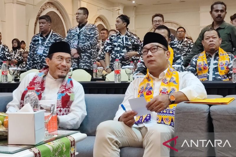 Pasangan calon gubernur dan wakil gubernur DKI Jakarta nomor urut 1, Ridwan Kamil-Suswono saat berbincang-bincang pada kegiatan deklarasi dukungan dari Barisan Pemuda Nusantara (Bapera) di Jakarta, Minggu (15/9/2024). ANTARA/Syaiful Hakim