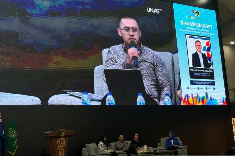 Peneliti Departemen Hubungan Internasional CSIS Andrew W Mantong berbicara dalam diskusi "Peran Kekuatan Menengah dalam Multipolar" yang diadakan di Universitas Nasional (UNAS) di Jakarta, Kamis (3/10/2024). (ANTARA/Cindy Frishanti)