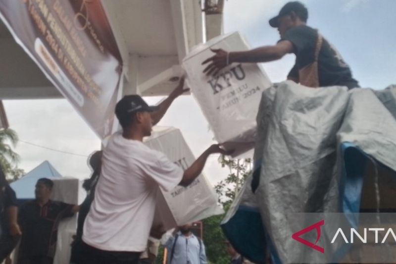 Logistik saat akan didistribusikan ke setiap TPS pada Pemilu 14 Februari 2024 lalu oleh KPU Kabupaten Jayapura (ANTARA/Yudhi Efendi)