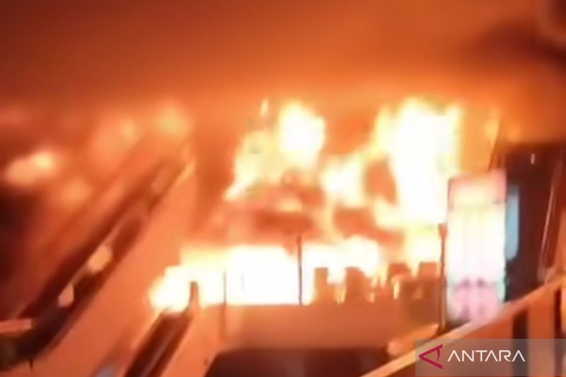 Tangkapan layar kebakaran di Mall Citraland di Jalan Letjen Jendral S. Parman RT/RW 11/01 Tanjung Duren Utara, Grogol Petamburan, Jakarta Barat pada Jumat (4/10/2024) dini hari sekira pukul 00.50 WIB. ANTARA/Risky syukur