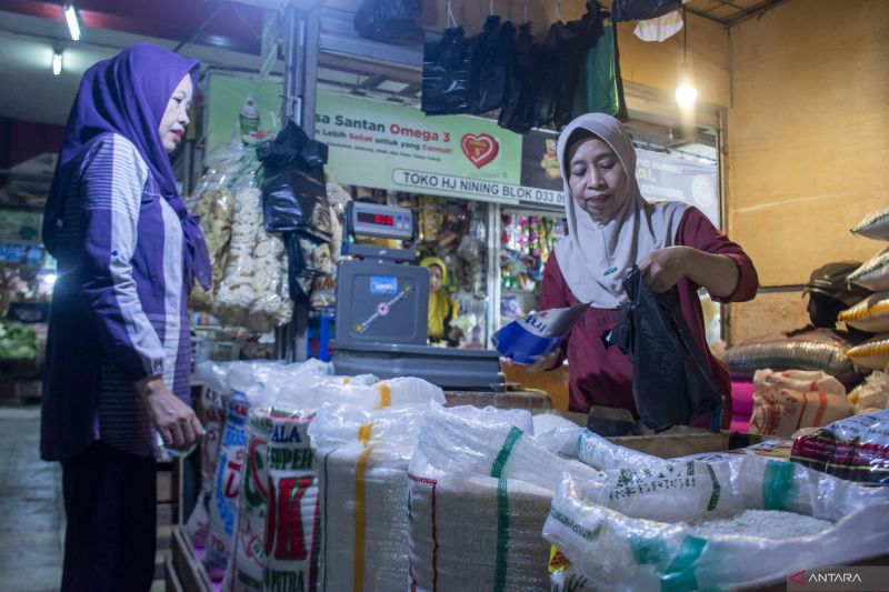Pedagang beras melayani pembeli di Pasar Atas Baru, Kota Cimahi, Jawa Barat, Rabu (2/10/2024). ANTARA FOTO/Abdan Syakura/agr/wpa.