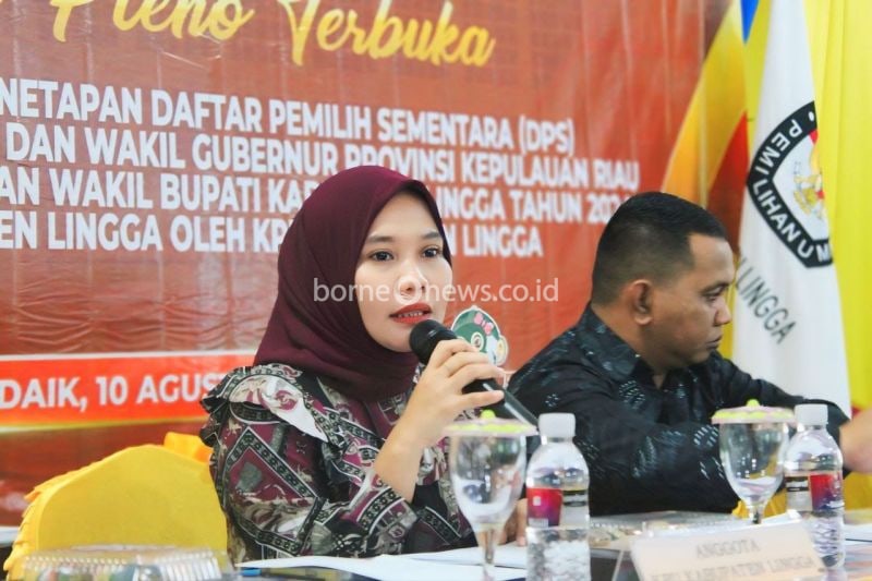 Kepala Divisi Sosialisasi Pendidikan Pemilih dan Sumber Daya Manusia KPU Lingga Tiara Wulandari pada sosialisasi perekrutan KPPS Kabupaten Lingga. (ANTARA/Amandine Nadja)