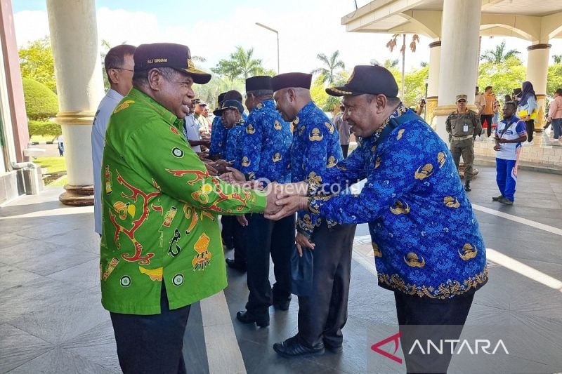 Penjabat Gubernur Papua Barat Ali Baham Temongmere bersalaman dengan honorer yang telah menerima SK pengangkatan sebagai PPPK tenaga teknis di halaman kantor gubernur, Manokwari, Jumat (4/10/2024). ANTARA/Fransiskus Salu Weking