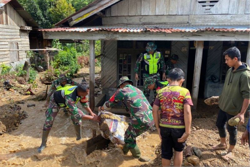 TNI Bantu Bersihkan Sisa Banjir Bandang di Aceh Tengah