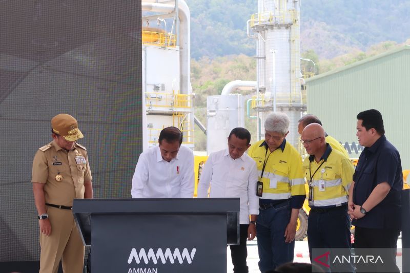 Presiden Joko Widodo (kedua kiri) menandatangi prasasti peresmian smelter dan fasilitas pemurnian logam mulia milik PT Amman Mineral Nusa Tenggara (AMNT) yang berlokasi di Sumbawa Barat, Nusa Tenggara Barat, Senin (23/9/2024). (ANTARA/Sugiharto Purnama)