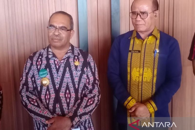 Penjabat Bupati TTS Seperius Edison Sipa (kiri) ditemui di Kupang, Jumat (4/10/2024). ANTARA/Kornelis Kaha.