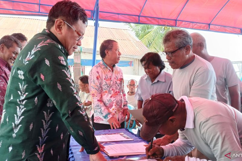 Pemkab Donggala Salurkan Alat Penangkap Ikan untuk Nelayan