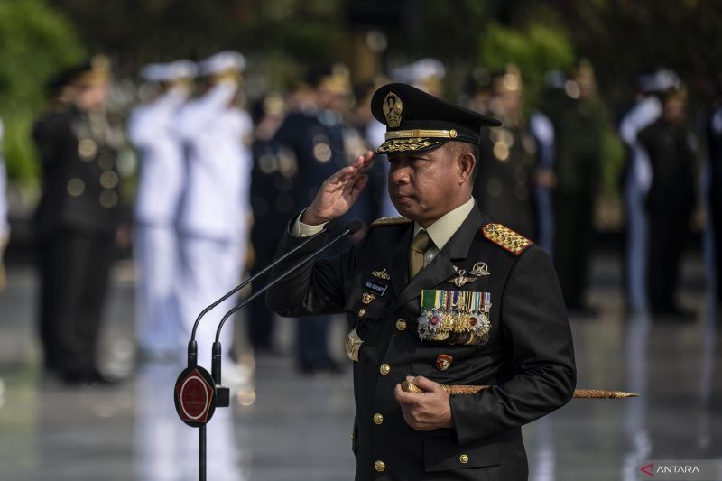 Panglima TNI Jenderal TNI Agus Subiyanto memberikan hormat dalam acara ziarah nasional di Taman Makam Pahlawan Nasional Utama Kalibata, Jakarta, Jumat (4/10/2024). Ziarah tersebut dalam rangka peringatan HUT Ke-79 TNI tahun 2024. ANTARA FOTO/Aprillio Akbar.