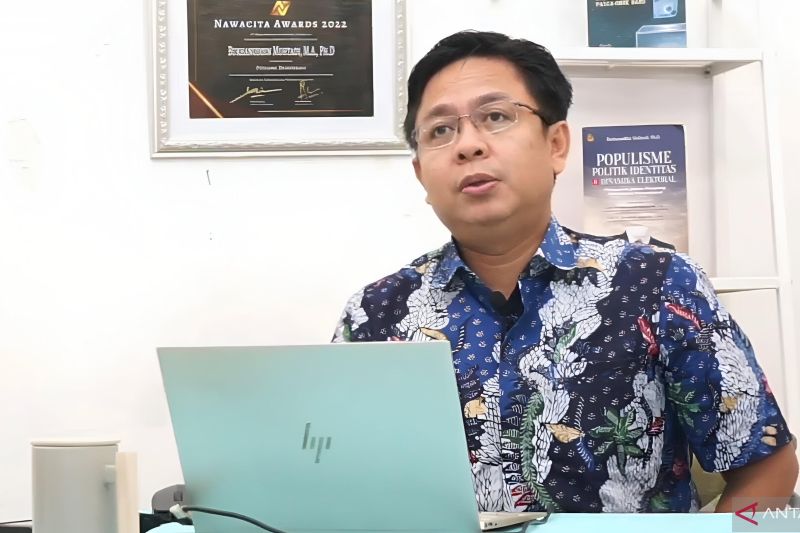 Tangkapan layar - Direktur Eksekutif Indikator Politik Burhanuddin Muhtadi dalam Rilis Temuan Survei Nasional: Evaluasi Publik Terhadap 10 Tahun Pemerintahan Presiden Joko Widodo yang dipantau secara daring dari Jakarta, Jumat (4/10/2024). (ANTARA/Narda Margaretha Sinambela)