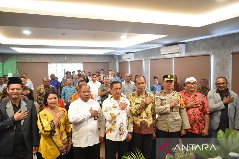 Penjabat Bupati Jayapura Semuel Siriwa (empat dari kiri) bersama Ketua FKUB Pdt Albert Yoku dan unsur Forkompimda ketika mengikuti sosialisasi FKUB dalam menjaga stabilitas dan silaturahmi antar umat beragama menuju Pilkada damai, Jumat. (ANTARA/Yudhi Efendi)