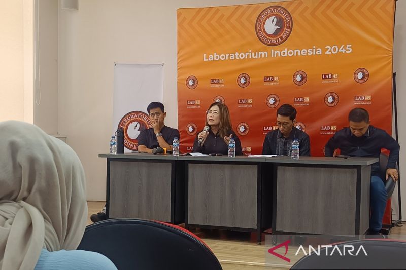 Kepala Laboratorium Indonesia 2045 (LAB 45) Jaleswari Pramodhawardani dalam persiapan seminar nasional oleh lembaga tersebut, di Media Center Perpusnas RI, Jakarta, Jumat (4/10/2024). ANTARA/Donny Aditra