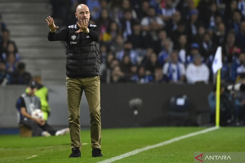 Pelatih Manchester United asal Belanda Erik Ten Hag memberi isyarat selama putaran pertama Liga Eropa UEFA hari ke-2 antara FC Porto dan Manchester United di stadion Dragao di Porto pada Kamis (3/10/2024). (ANTARA/AFP/Miguel Riopa)