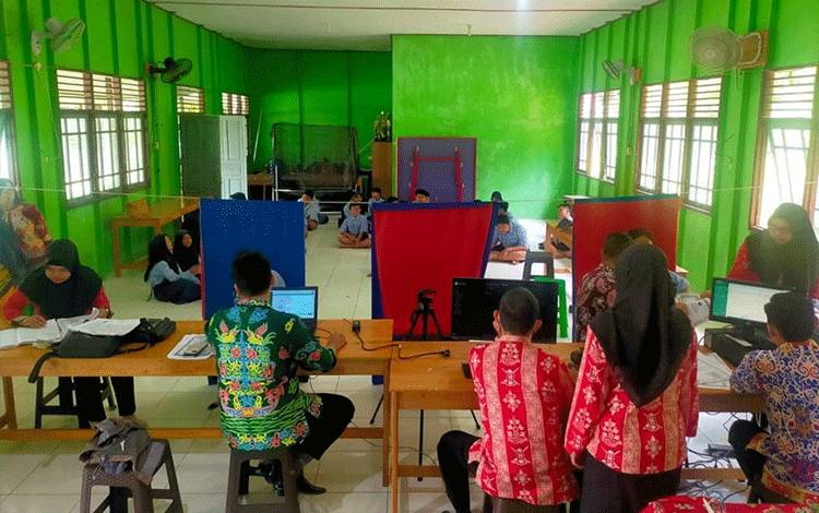 Pelayanan Jemput Bola Disdukcapil Rekam Cetak KIA di SMPN 3 Kuala Kapuas
