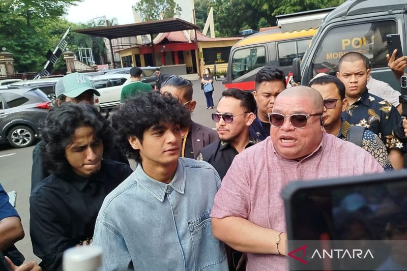 Vadel Badjideh bersama tim kuasa hukum mendatangi Polres Metro Jakarta Selatan, Jakarta, Jumat (4/10/2024). ANTARA/Luthfia Miranda Putri