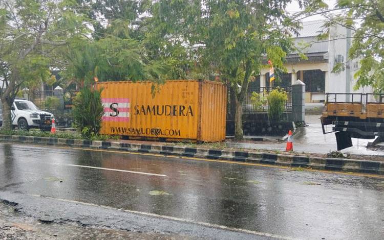 Kontainer Jatuh Dari Trulk Usai Tersangkut Pohon di Jalan Pangeran Diponegoro Pangkalan Bun