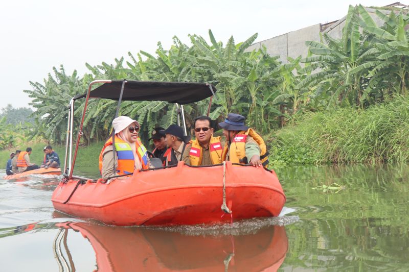 DLH Jatim dan Perum Jasa Tirta I Perkuat Tim Patroli Air untuk Lingkungan
