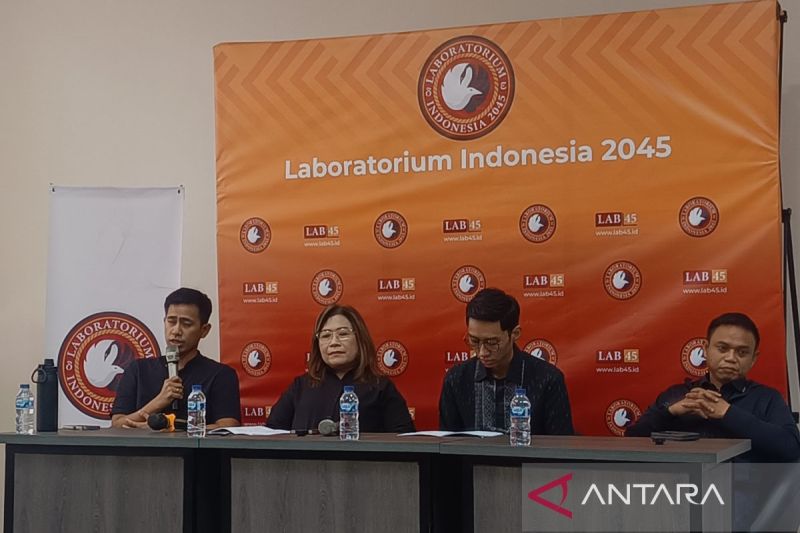 Analis Utama Politik Keamanan Laboratorium Indonesia 2045 (LAB 45), Christian Guntur Lebang (kiri), dalam kegiatan persiapan menuju seminar nasional oleh lembaga tersebut di Media Center Perpustakaan Nasional Republik Indonesia, Jakarta, Jumat (4/10/2024). ANTARA/Donny Aditra