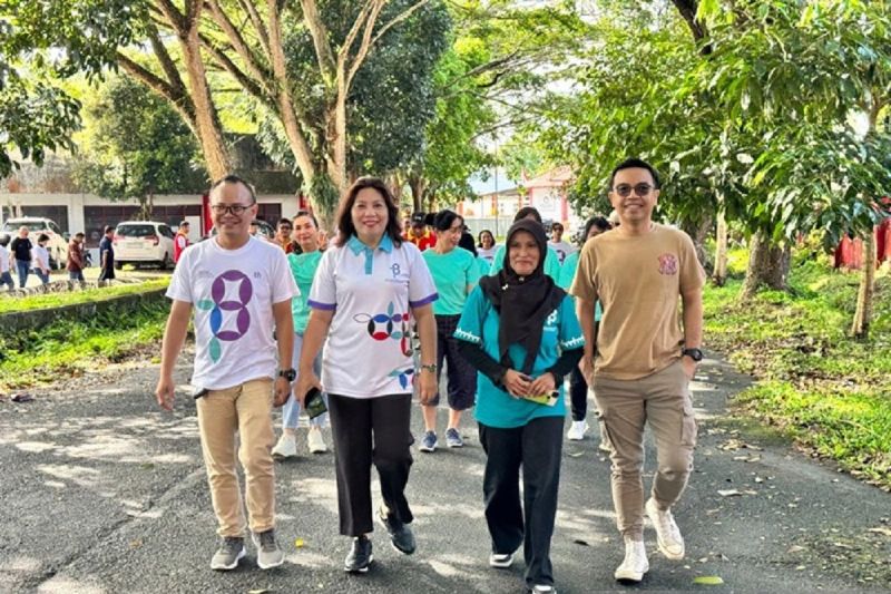 ASN Kantor Kementerian Agama Kabupaten Minahasa melaksanakan jalan sehat bersama menyusuri jalan dan melewati Stadion Maesa Tondano, Jumat (4/10/2024). ANTARA/HO-Kemenag