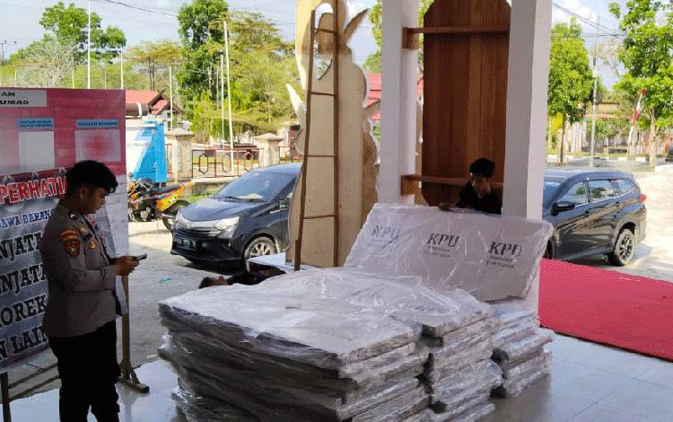 Ratusan Set Bilik Suara Sudah Sampai di KPU Gunung Mas