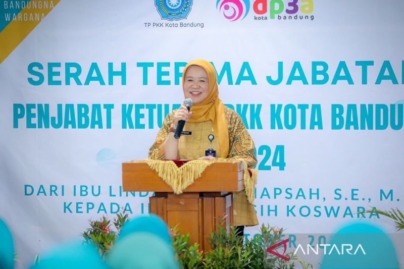 Kepala Dinas Pemberdayaan Perempuan dan Perlindungan Anak (DP3A) Kota Bandung Uum Sumiati saat memberikan paparan di Kota Bandung, Jawa Barat, Rabu (2/10/2024). (ANTARA/Rubby Jovan)
