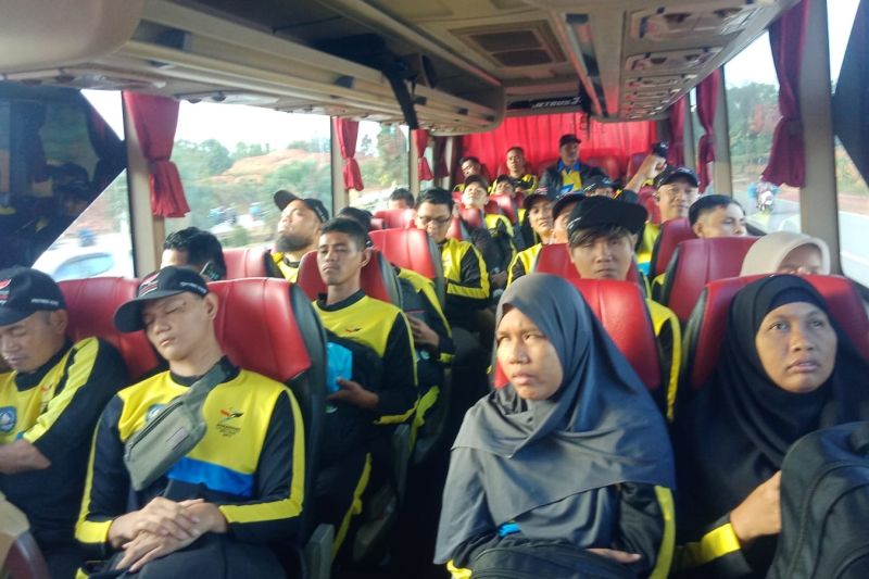 Para atlet kontingen Kepri pada perjalanan ke lokasi Peparnas XVII di Solo - Jateng. ANTARA/HO-NPCI Kepri