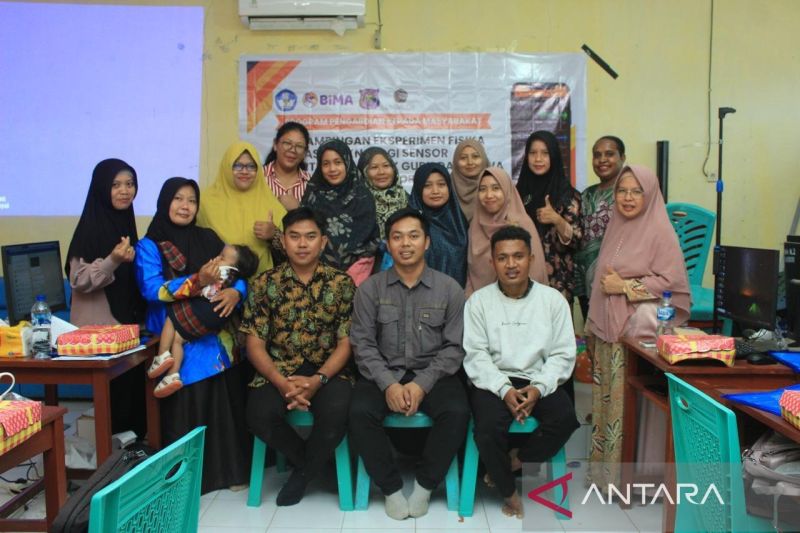 Tim pelatih dari Unimuda Sorong pose bersama dengan para Guru Fisika pada pelatihan pemanfaatan smartphone di Sorong, Kamis (3/10/2024) (ANTARA/Yuvensius Lasa Banafanu)