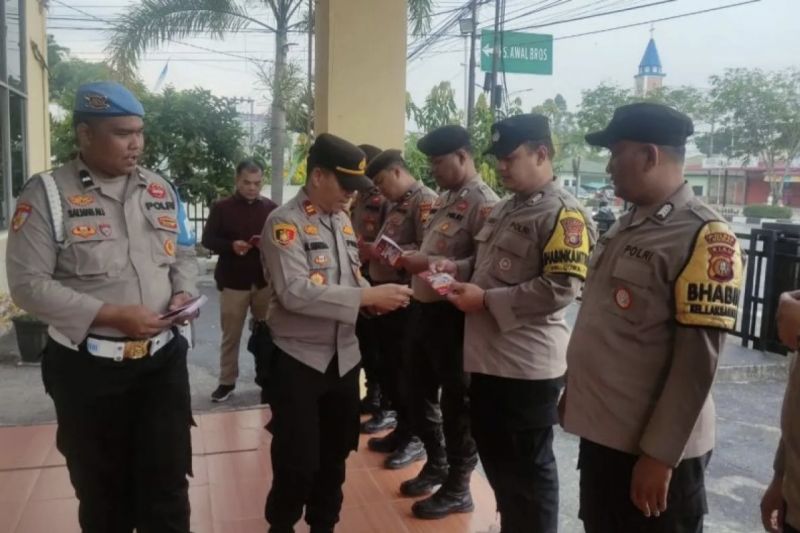 Polres Dumai Bagikan 200 Buku Saku untuk Pastikan Netralitas Pilkada