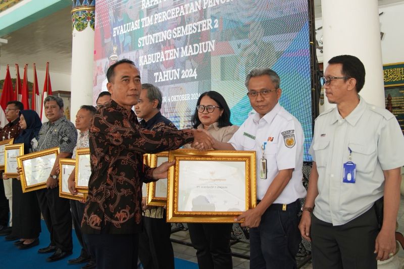 Manager Humas PT KAI Daop 7 Madiun Kuswardojo menerima penghargaan dari Pemerintah Kabupaten Madiun atas peran aktif dalam mendukung program penanganan "stunting" di Kabupaten Madiun, Jawa Timur melalui Tanggung Jawab Sosial dan Lingkungan (TJSL). ANTARA/HO-Humas Daop 7 Madiun