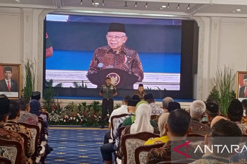 Wapres Ma'ruf Amin dalam arahannya saat rapat pleno Komite Nasional Ekonomi dan Keuangan Syariah (KNEKS) dan Pembukaan Rapat Sinergi Ekonomi dan Keuangan Syariah Nasional di Auditorium Sekretariat Wapres, Jakarta, Jumat (4/10/2024). (ANTARA/Benardy Ferdiansyah)