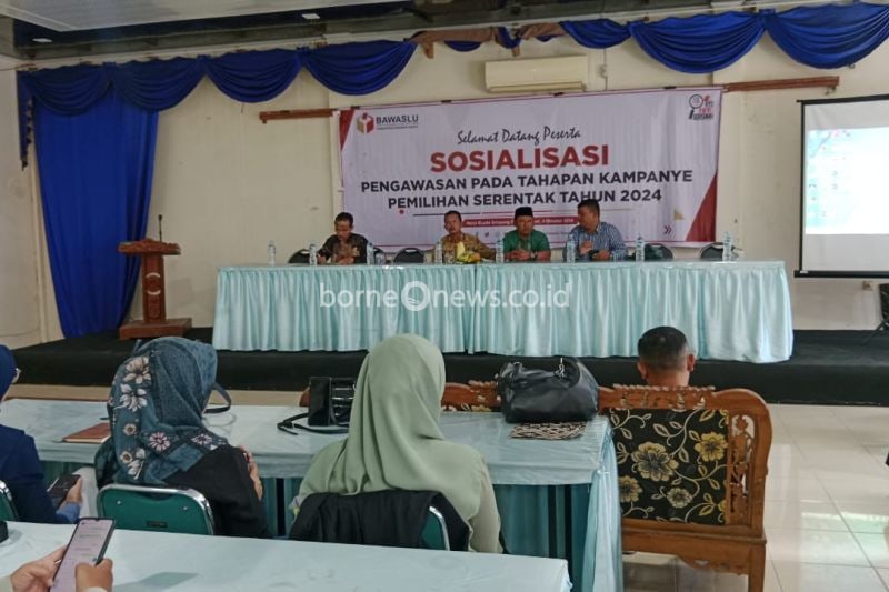 Bawaslu Pasaman Barat saat mengadakan sosialisasi pengawasan tahapan kampanye di Simpang Empat, Jumat (4/10/2024). Antara/Altas Maulana.