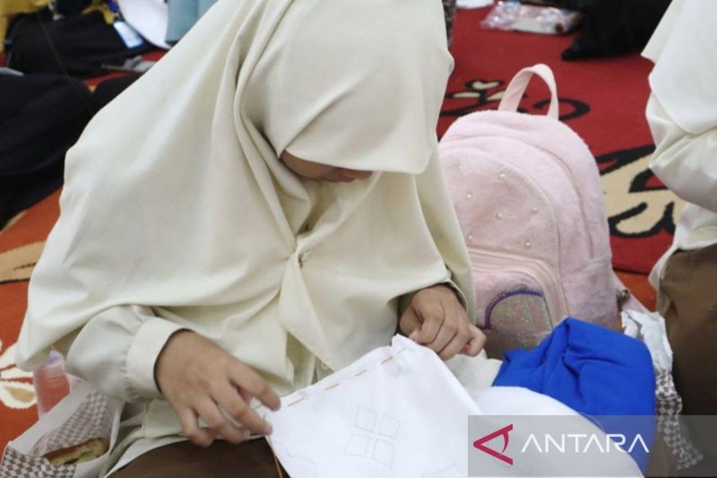 Pelajar SMP Belajar Membuat Motif Kain Sasirangan di Banjarbaru