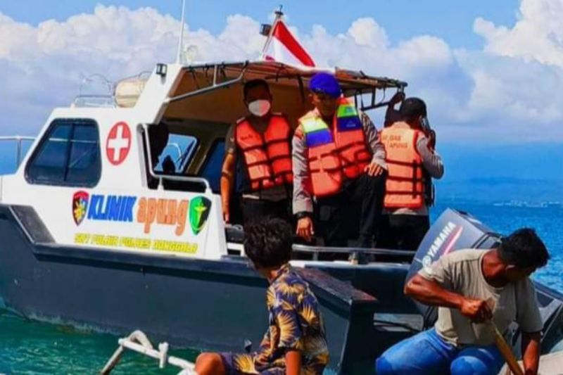 Anggota Satpolairud Polres Donggala melakukan pemeriksaan kesehatan terhadap para nelayan di Perairan Donggala, Desa Loli Tasiburi, Kecamatan Banawa, Jumat (4/10/2024). (ANTARA/HO-Polres Donggala)