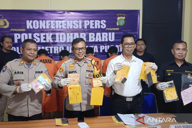 Wakapolsek Johar Baru, AKP Aris Setiawan (ujung kiri), Kapolsek Johar Baru Kompol Saiful Anwar, Kanit Reskrim Polsek Johar Baru, AKP Mohamad Rasid, dan Kasi Humas Polres Metro Jakarta Pusat, Ipda Ruslan saat mengungkap penangkapan kasus peredaran narkoba di Jakarta, Kamis (3/10/2024). ANTARA/HO-Polres Metro Jakarta Pusat